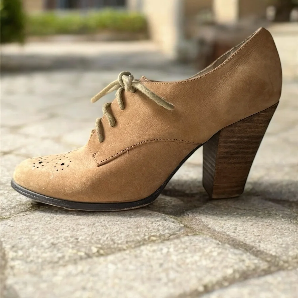 VTG Ecote Lace Up Oxford Heels Tan Women's Size 7 - 3.5” heel - Picture 2 of 4